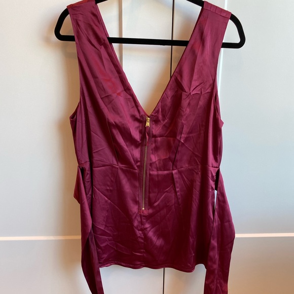 BCBG Maxazria silky soft top with zipper lined - Picture 2 of 3